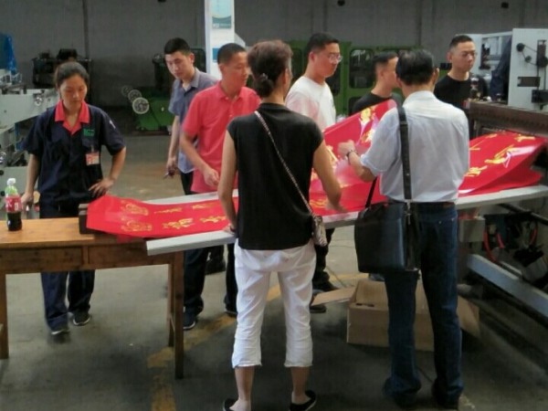 對(duì)聯(lián)燙金機(jī)試機(jī)客戶(hù)連連稱(chēng)贊！